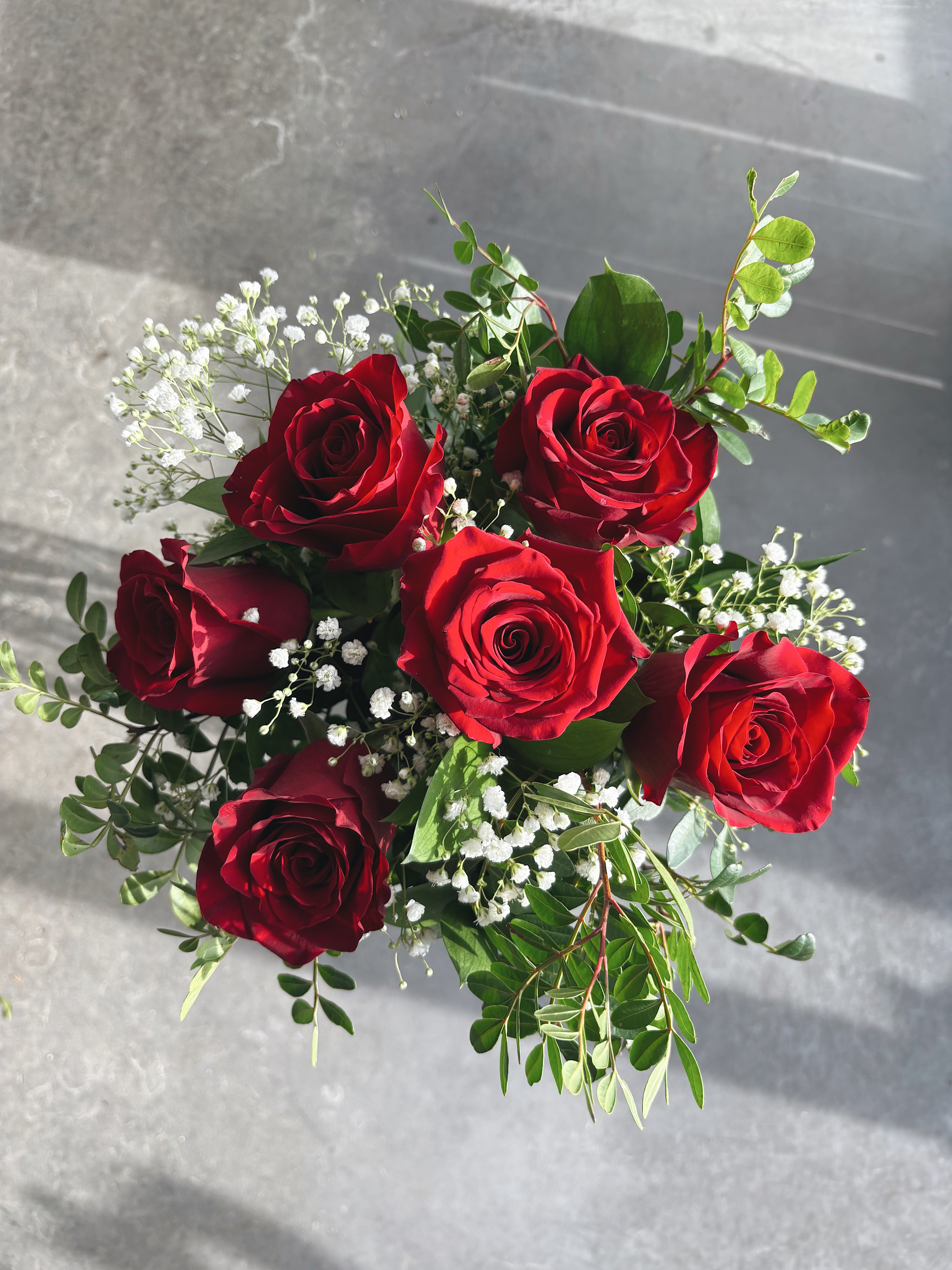 Six Roses Red Six roses rouges – Fleuriste McKenna